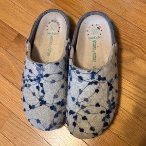 Mobil’s Patterned clogs. Cream and gray. Only worn in home. Sz 40